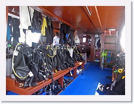 IMG_7968-crop * Marina Divers boat * 3264 x 2448 * (1.69MB)